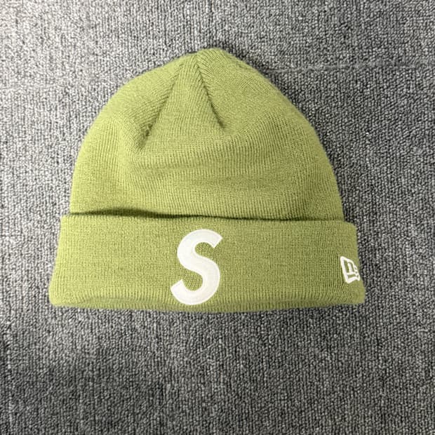 슈프림 뉴에라 S 로고 비니 올리브