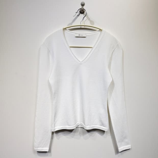 블러썸(BLOSSOM)25SS 홀가먼트 브이넥 니트