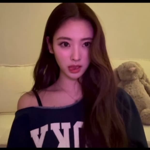 브랜디멜빌 원숄더 네이비 맨투맨 레터링 상하이