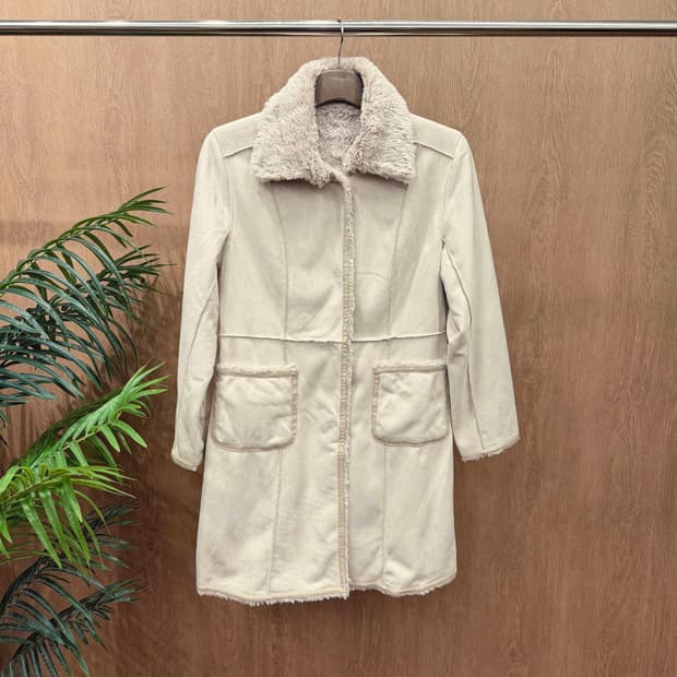 꾸레쥬 롱 무스탕 코트 퍼 트리밍 스냅 버튼업 디테일 레귤러핏 아이보리