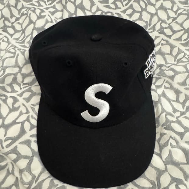 슈프림 월드페이머스 s로고 캡 블랙