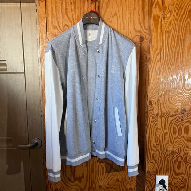 브루넬로 쿠치넬리 23 S/S 로고 바시티 봄버 자켓