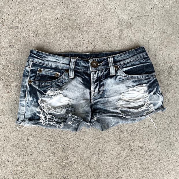 Stone washed distressed shorts 
