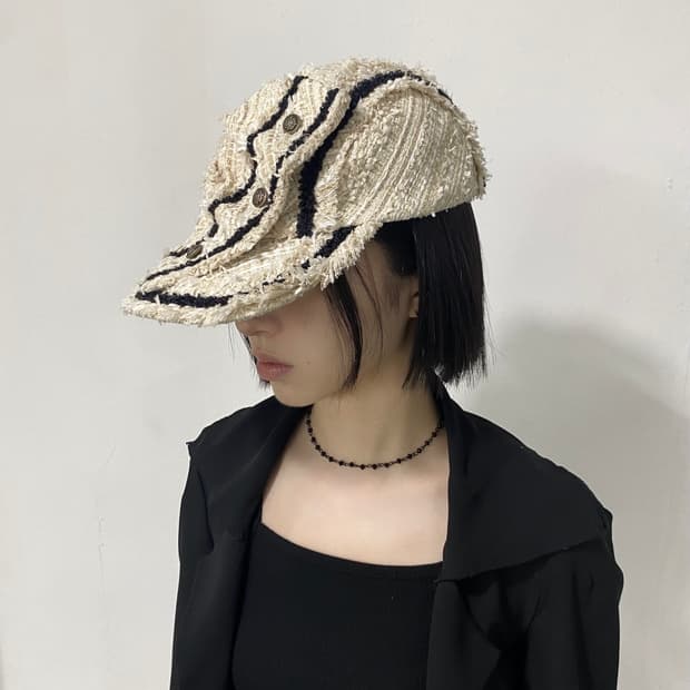 카시라 비대칭 버튼 트위드 햇