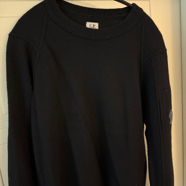 CP컴퍼니 렌즈 와펜 울 니트 블랙, 램스울 크루넥 니트