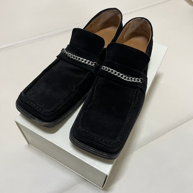 [마틴로즈] 스퀘어토 스웨이드 체인 로퍼