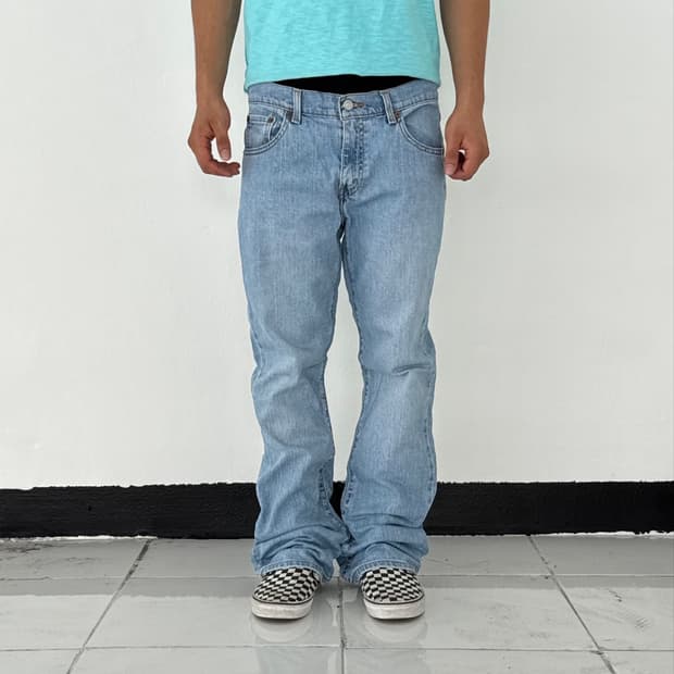 Levi’s 515 로우라이즈 부츠컷 연청 데님 팬츠
