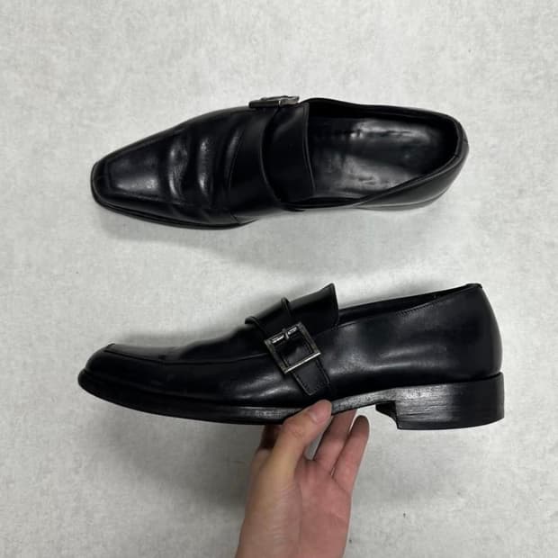 프라다 버클 로퍼 블랙