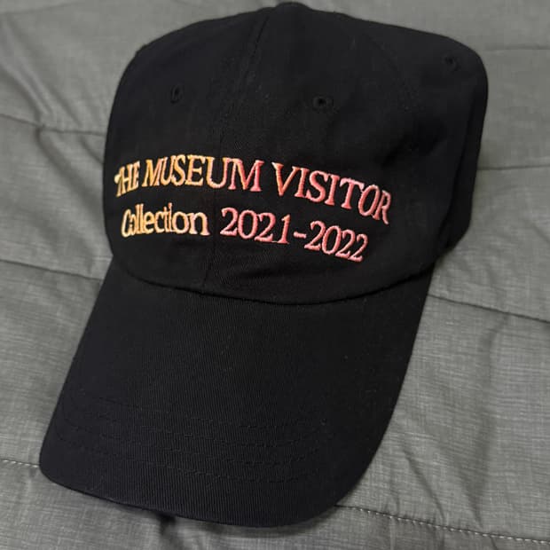 더뮤지엄비지터 모자