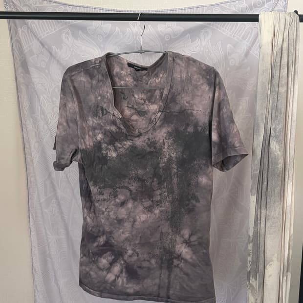 Shellac V-neck Tie-dye t shirt