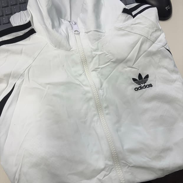 아다다스 바람막이