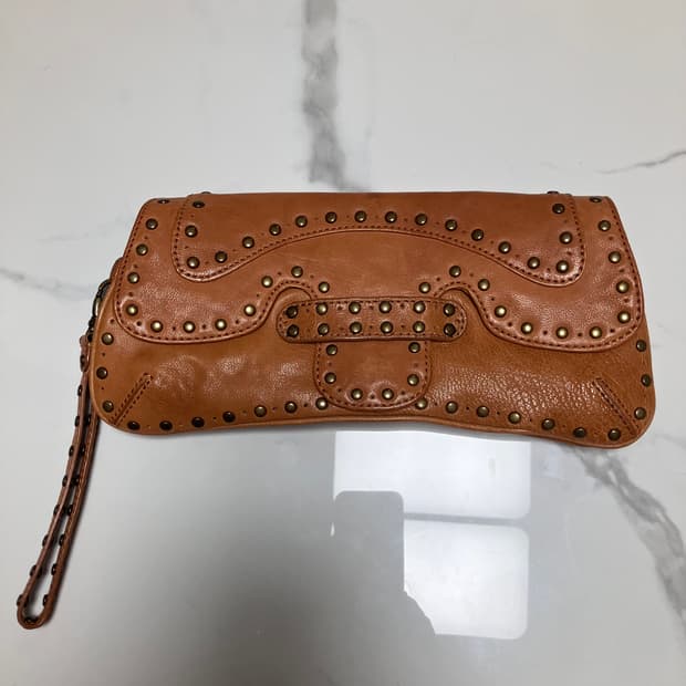 KOOBA 스터드 가죽 클러치 브라운