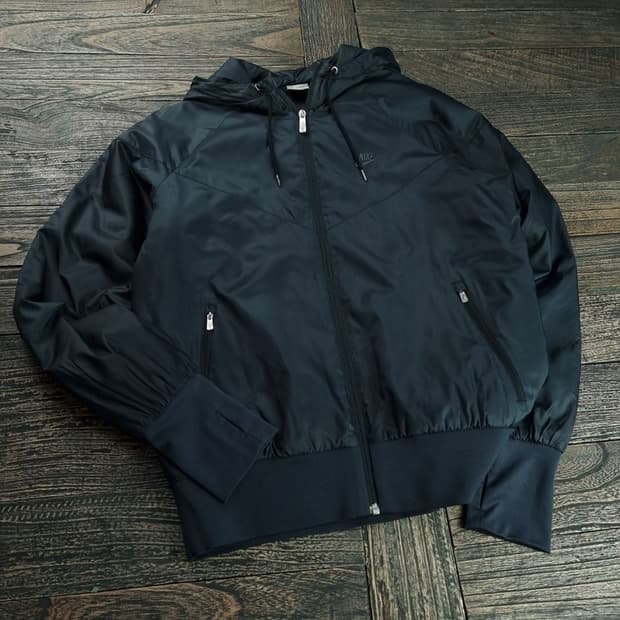 [나이키] 로고 자수 윈드러너 후드 바람막이 자켓 블랙 M18825