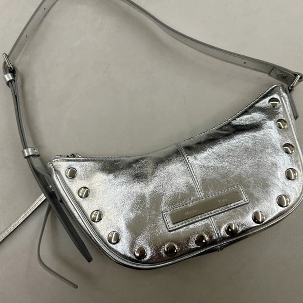 마뗑킴 가방 스터드 레더 실버 숄더백