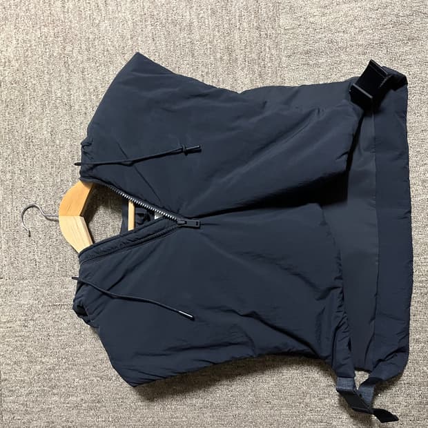 Cos 후드 패디드 베스트 팝니다