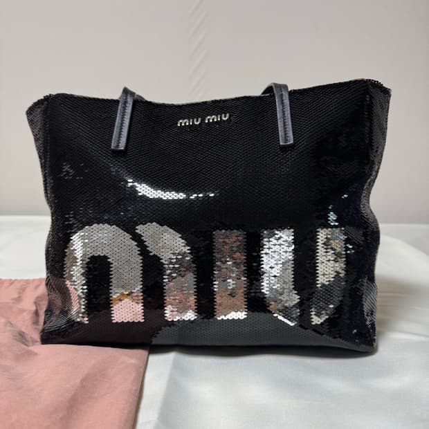 미우미우 실버 시퀸 로고 쇼퍼백