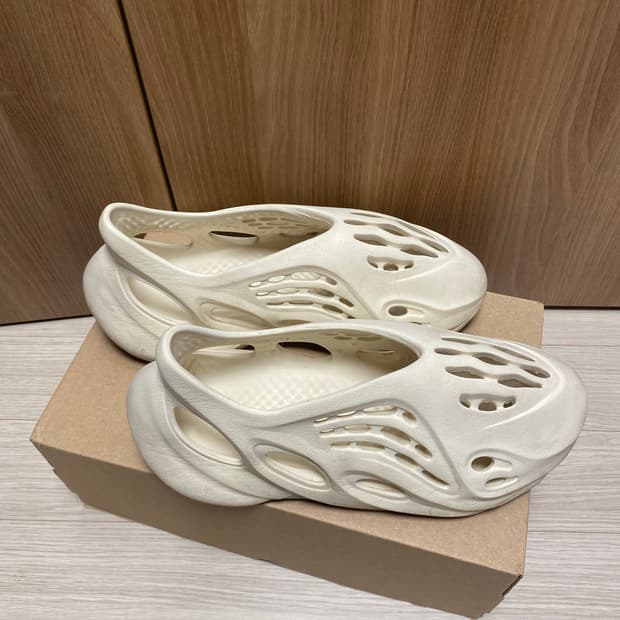 아디다스 이지폼러너 샌드 285