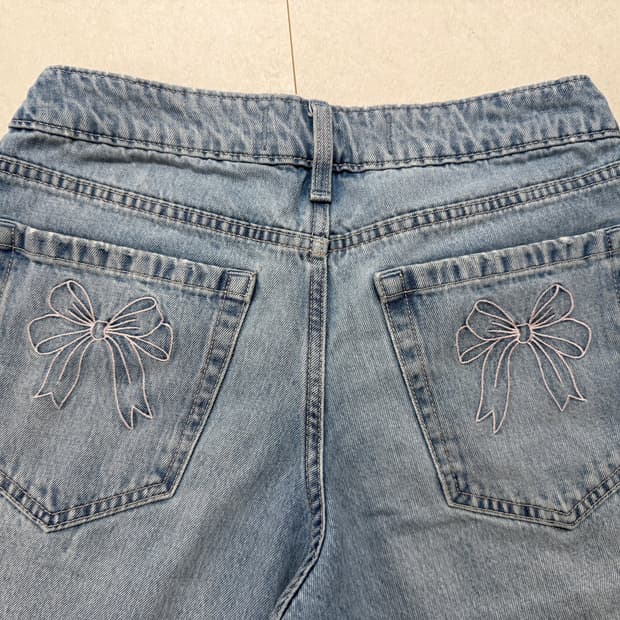 Hollister 리본 자수 배기 데님 팬츠