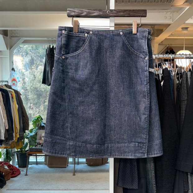 리바이스 엔지니어드 데님 랩스커트