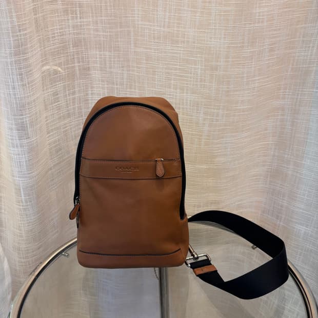 정품 코치 가죽 슬링 크로스백    