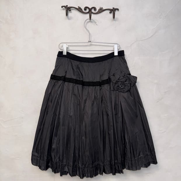 Black flower corsage balloon pleats sk