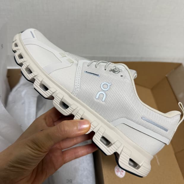 온러닝 클라우드6 워터프루프 펄 크림(새상품)245사이즈