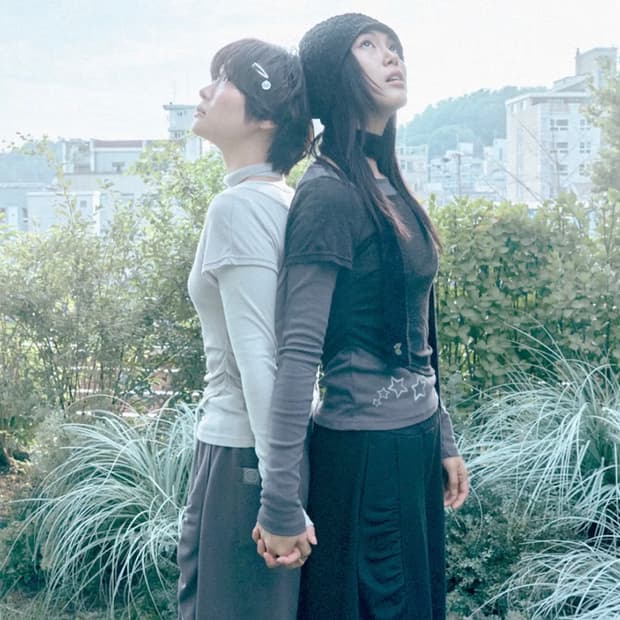허그유어스킨 레이어드 스타 티셔츠 (차콜)