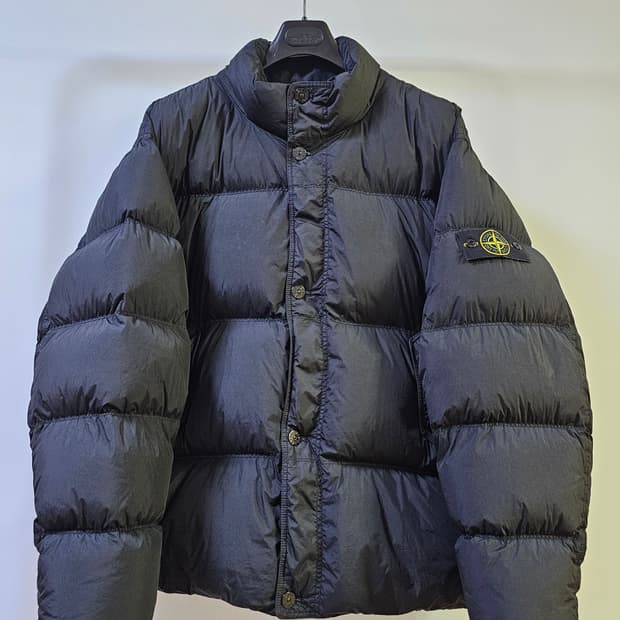 스톤아일랜드 크링클랩스 논후드 패딩 24FW