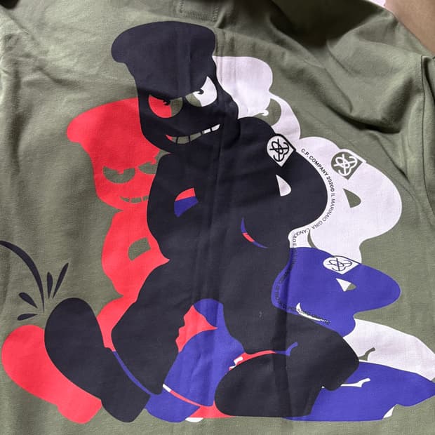 C.P. 컴퍼니 백 로고 코믹 프린트 티셔츠 반팔 카키