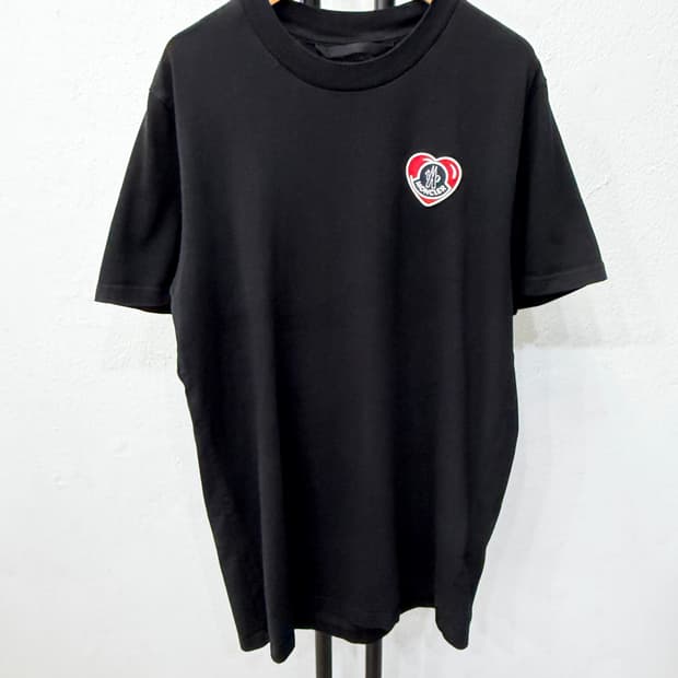 정품) 몽클레어 남성 23ss 하트 로고 블랙 반팔티 M