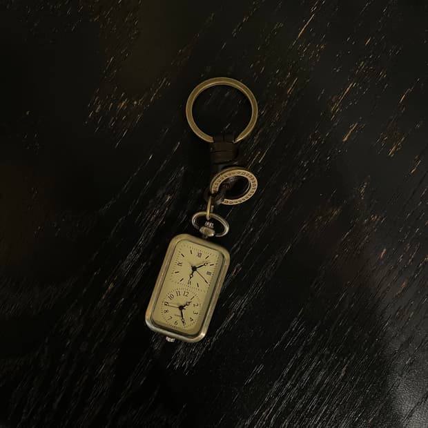 🕰️ Vintage Twin Clock Keyring