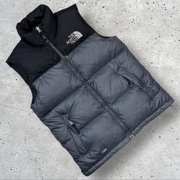 [85] 노스페이스 700 눕시 패딩 베스트 블랙/그레이 B408