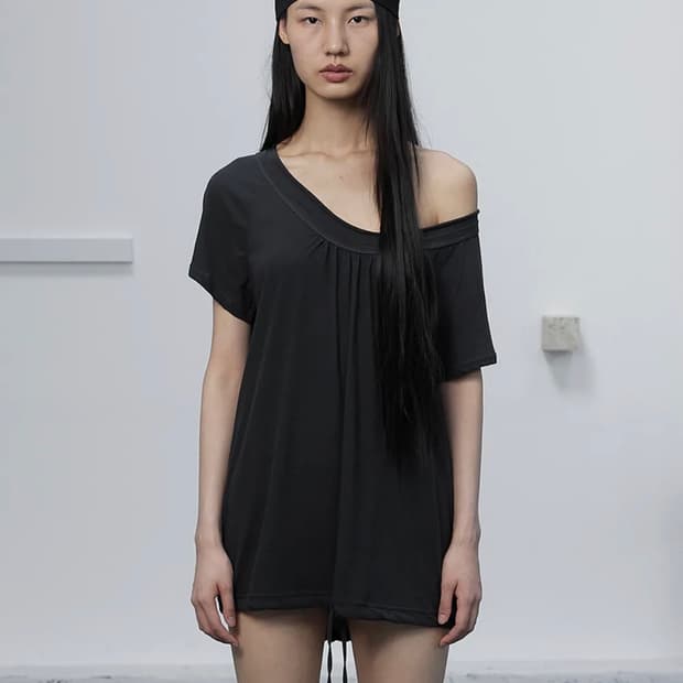 구해요) Cerric round drawstring hem top