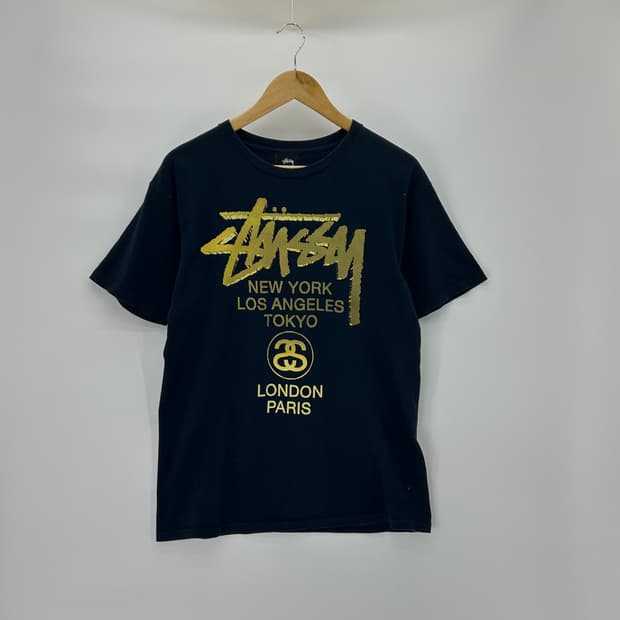 [STUSSY] 스투시 월드 투어 골드 반팔티셔츠