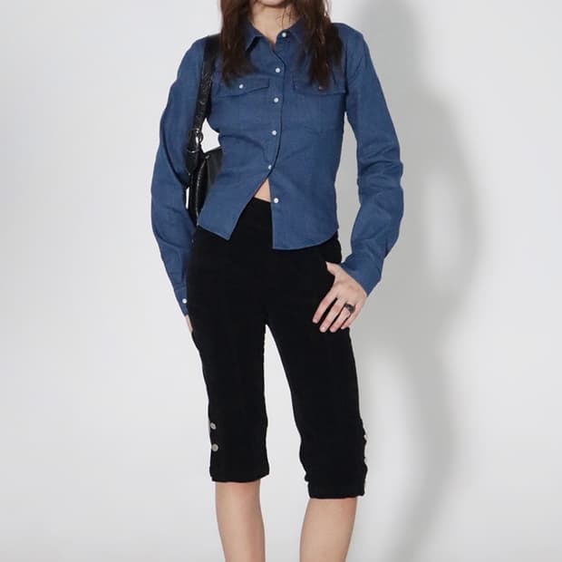 반택포)CHICKS 브랜드의 포켓 데님 슬림 굴림 셔츠