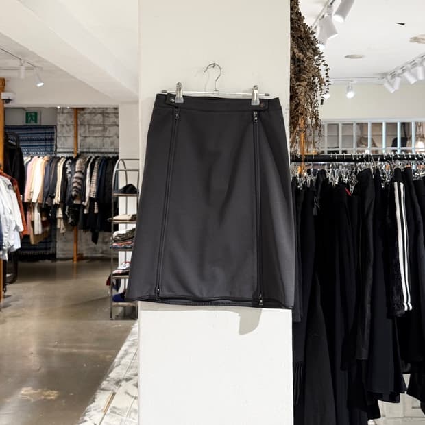 프라다 그레이 사이드 지퍼 미디 스커트