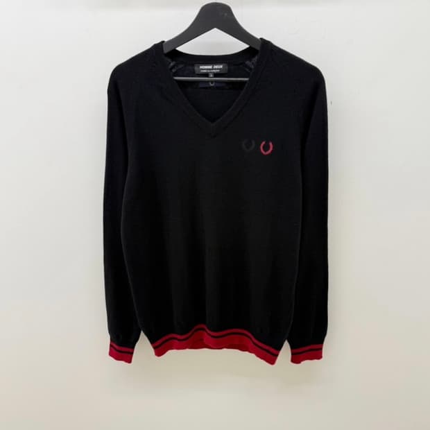 꼼데가르송 옴므 듀스 x 프레드페리 v넥 니트