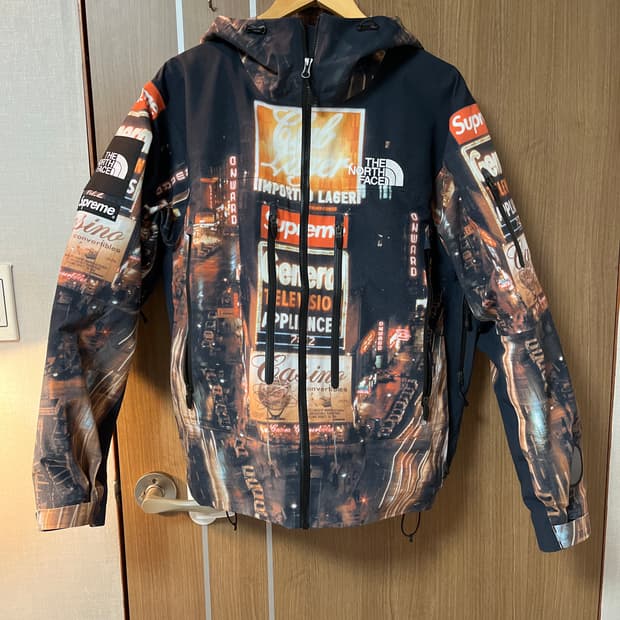 슈프림 x 노스페이스 테입드 심 쉘 자켓 타임스퀘어 - 22FW