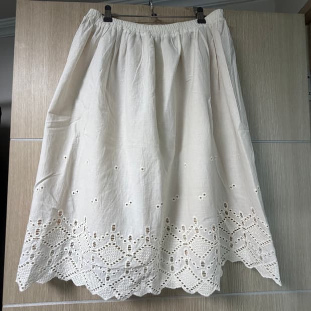 아이보리 자수 스커트