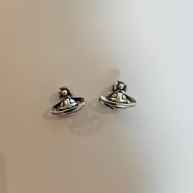 비비안웨스트우드 업사이클링 엔틱풍 양면 원터치 귀걸이