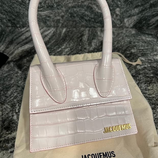 자크뮈스 르치키토 모옌 페일핑크