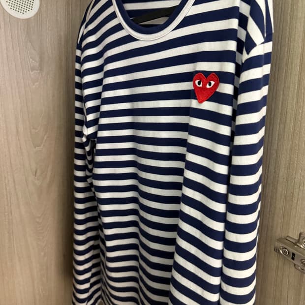 꼼데가르송 네이비 스트라이프 티셔츠