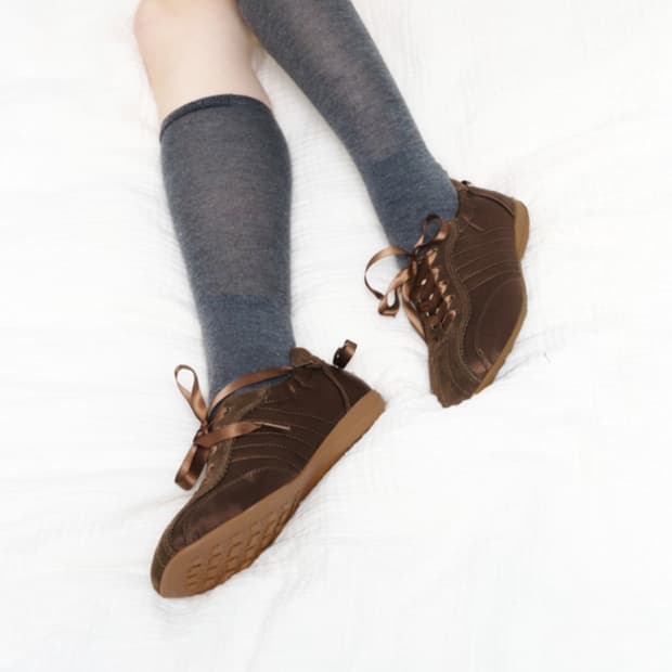 기호 플리에백 리본 스니커즈 230