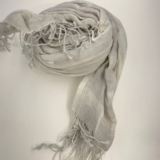 페일 화이트 스트라이프 태슬 머플러 