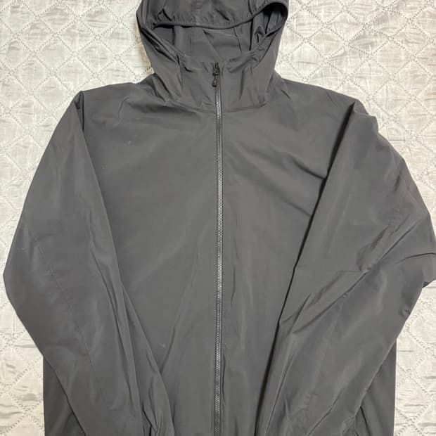 유니클로 블랙 바람막이