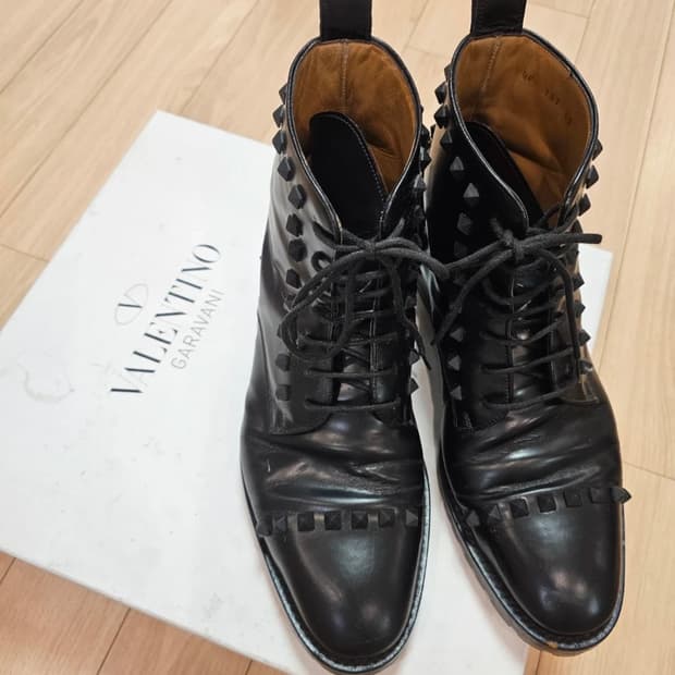 발렌티노 락스터드 앵클 부츠 블랙 42