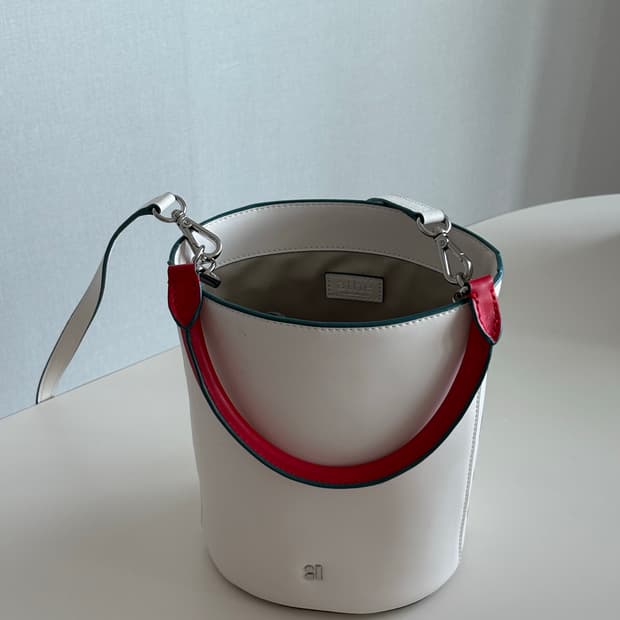 아떼바네사브루노 Elodie 소가죽 소재 버킷백