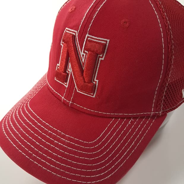 뉴에라 네브래스카 코너스커스 레드 피티드 메쉬캡 P2101