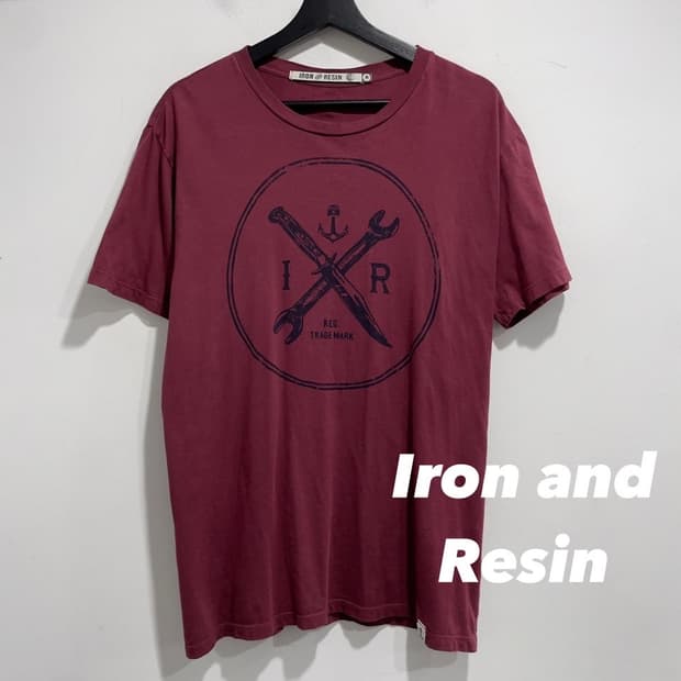 Iron and resin 그래픽 티셔츠