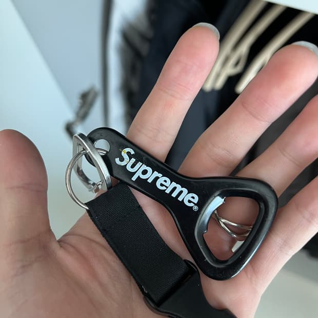 슈프림 병따개 키링